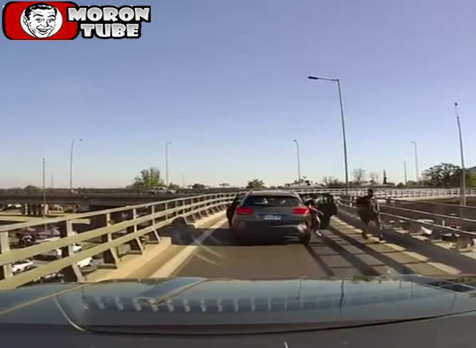 Video :A larger automobile would have been a better target for these carjackers!